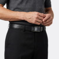 Détail boucle de la Ceinture Automatique Cuir Homme portée par un homme — look luxe — Le Monde de la Ceinture