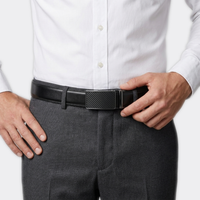 Détail boucle de la Ceinture avec Boucle Automatique portée par un homme — style business — Le Monde de la Ceinture