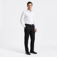 Mannequin homme portant la Ceinture Cuir Boucle Automatique Bicolore — style business — Le Monde de la Ceinture