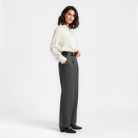 Mannequin femme portant la Ceinture Cuir Femme Gravure — look casual chic — Le Monde de la Ceinture
