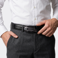 Détail boucle de la Ceinture Cuir Homme Automatique portée par un homme — style business — Le Monde de la Ceinture