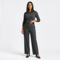 Mannequin femme portant la Ceinture elastique Grosse Boucle — style smart casual — Le Monde de la Ceinture