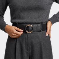 Détail boucle de la Ceinture elastique Grosse Boucle portée par une femme — style smart casual — Le Monde de la Ceinture