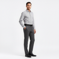 Mannequin homme portant la Ceinture Tissu Ajustable — style minimaliste — Le Monde de la Ceinture